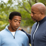 père discute fils